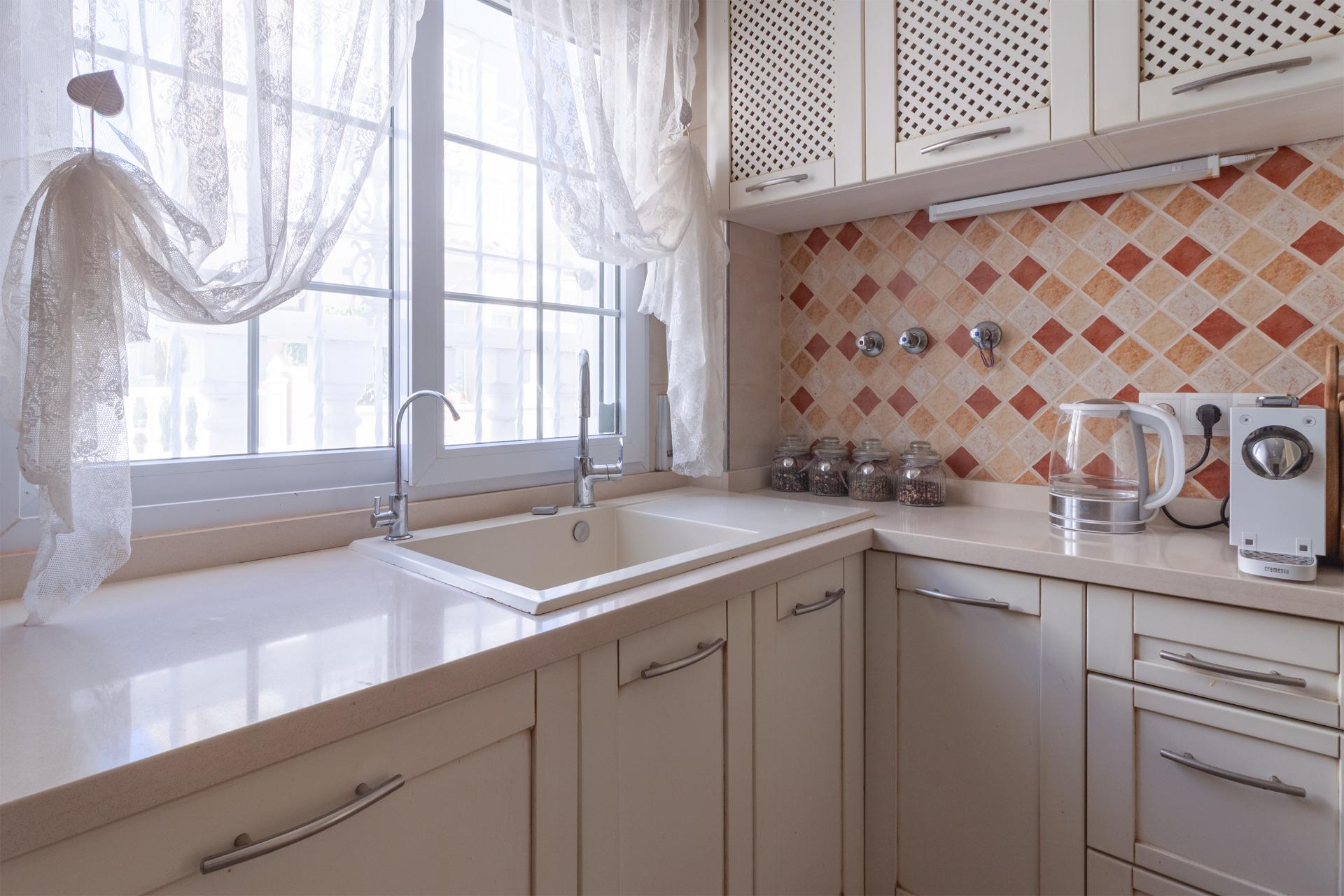 For sale - 4 Bedroom 1 Bathroom Villa in Orihuela Costa - Los Almendros-la Florida  - Alicante