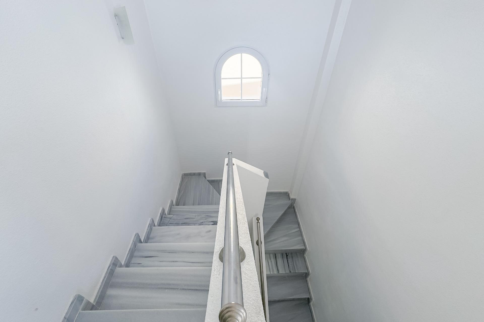 For sale - 4 Bedroom 1 Bathroom Villa in Orihuela Costa - Los Almendros-la Florida  - Alicante