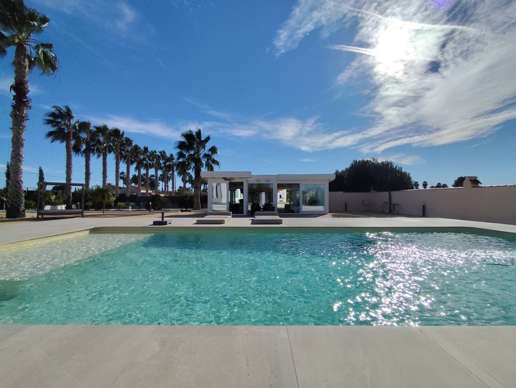 For sale - 3 Bedroom 2 Bathroom Villa in El Mudamiento -  - Alicante