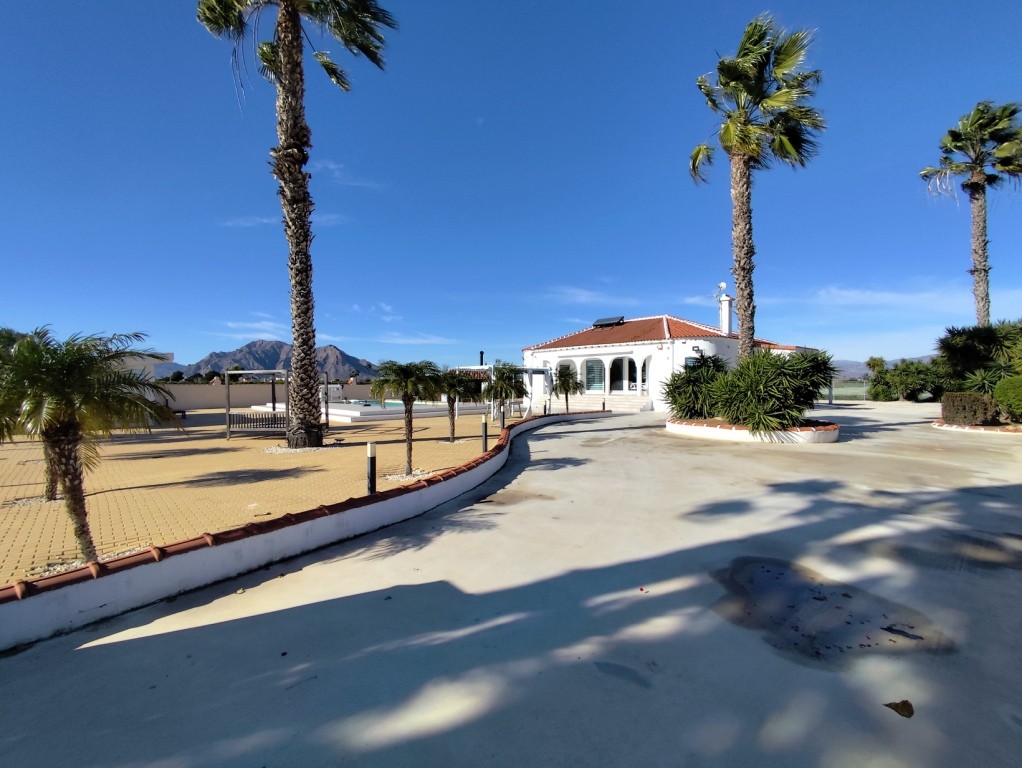 For sale - 3 Bedroom 2 Bathroom Villa in El Mudamiento -  - Alicante