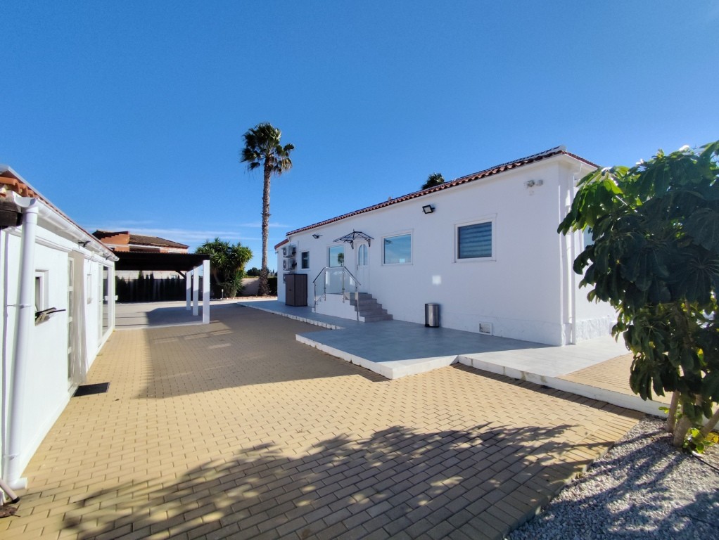 For sale - 3 Bedroom 2 Bathroom Villa in El Mudamiento -  - Alicante