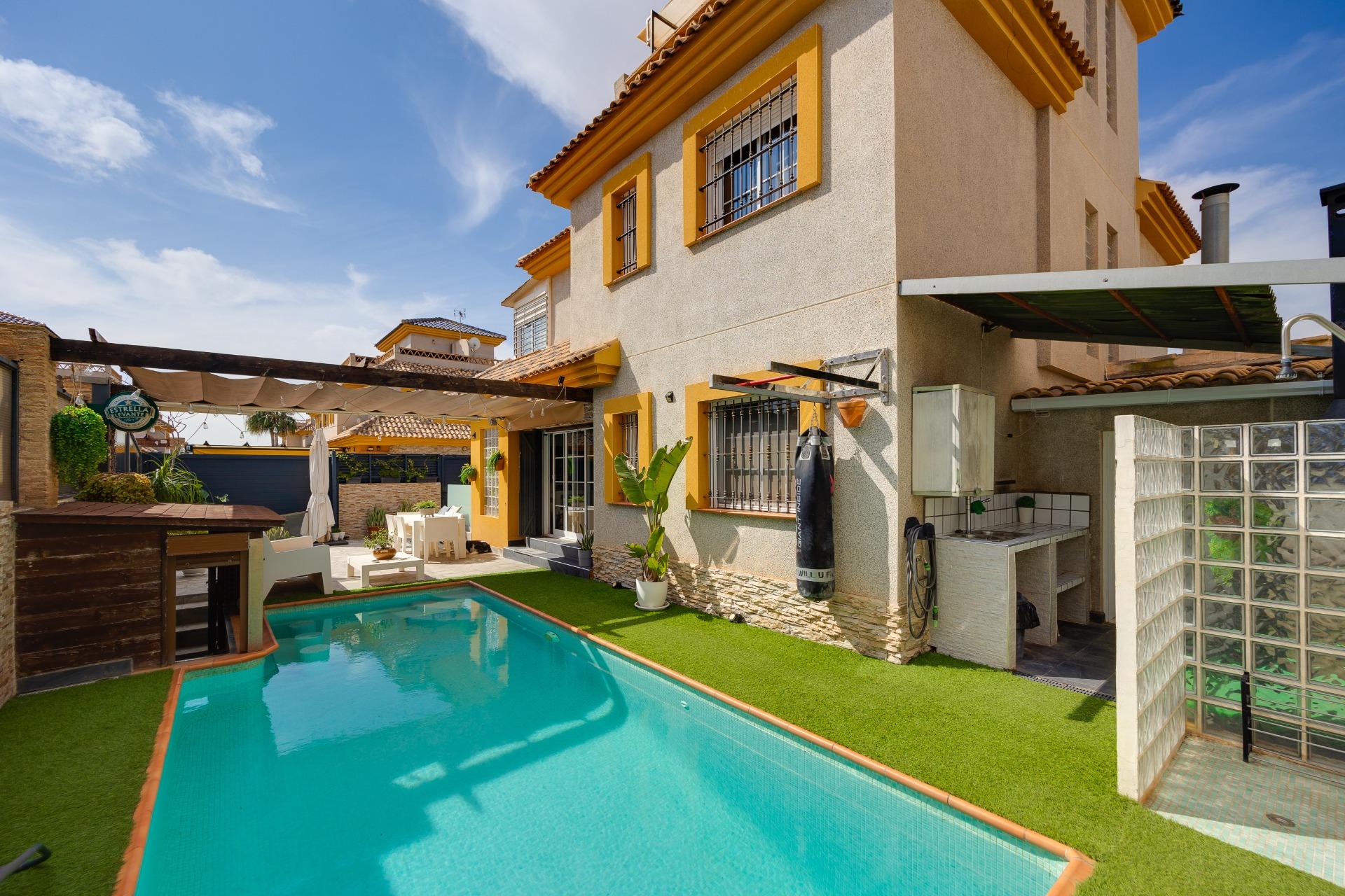 For sale - 3 Bedroom 2 Bathroom Villa in Los Montesinos - La Herrada  - Alicante