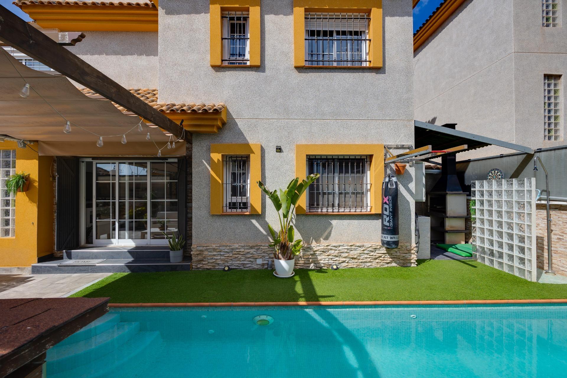 For sale - 3 Bedroom 2 Bathroom Villa in Los Montesinos - La Herrada  - Alicante