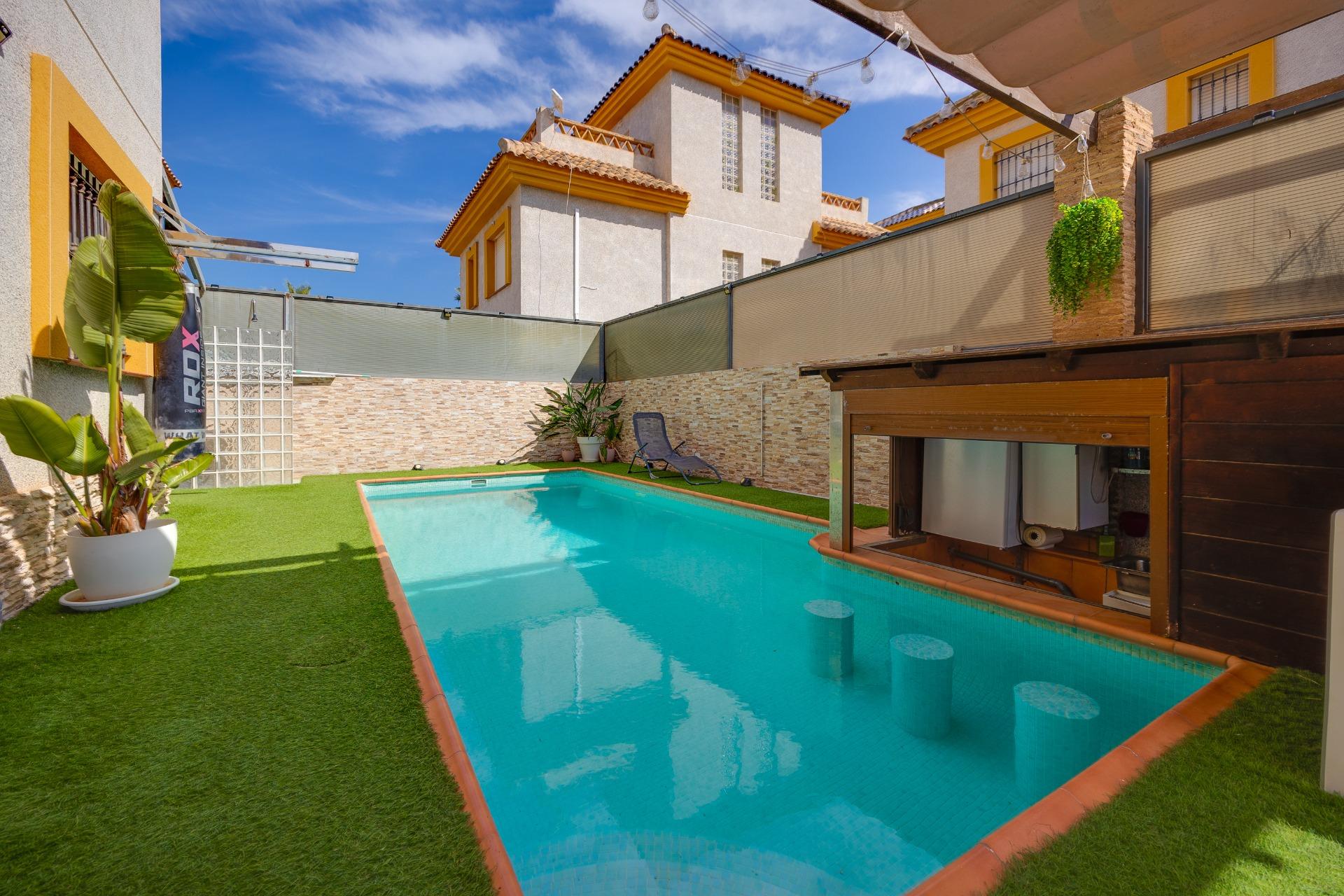 For sale - 3 Bedroom 2 Bathroom Villa in Los Montesinos - La Herrada  - Alicante