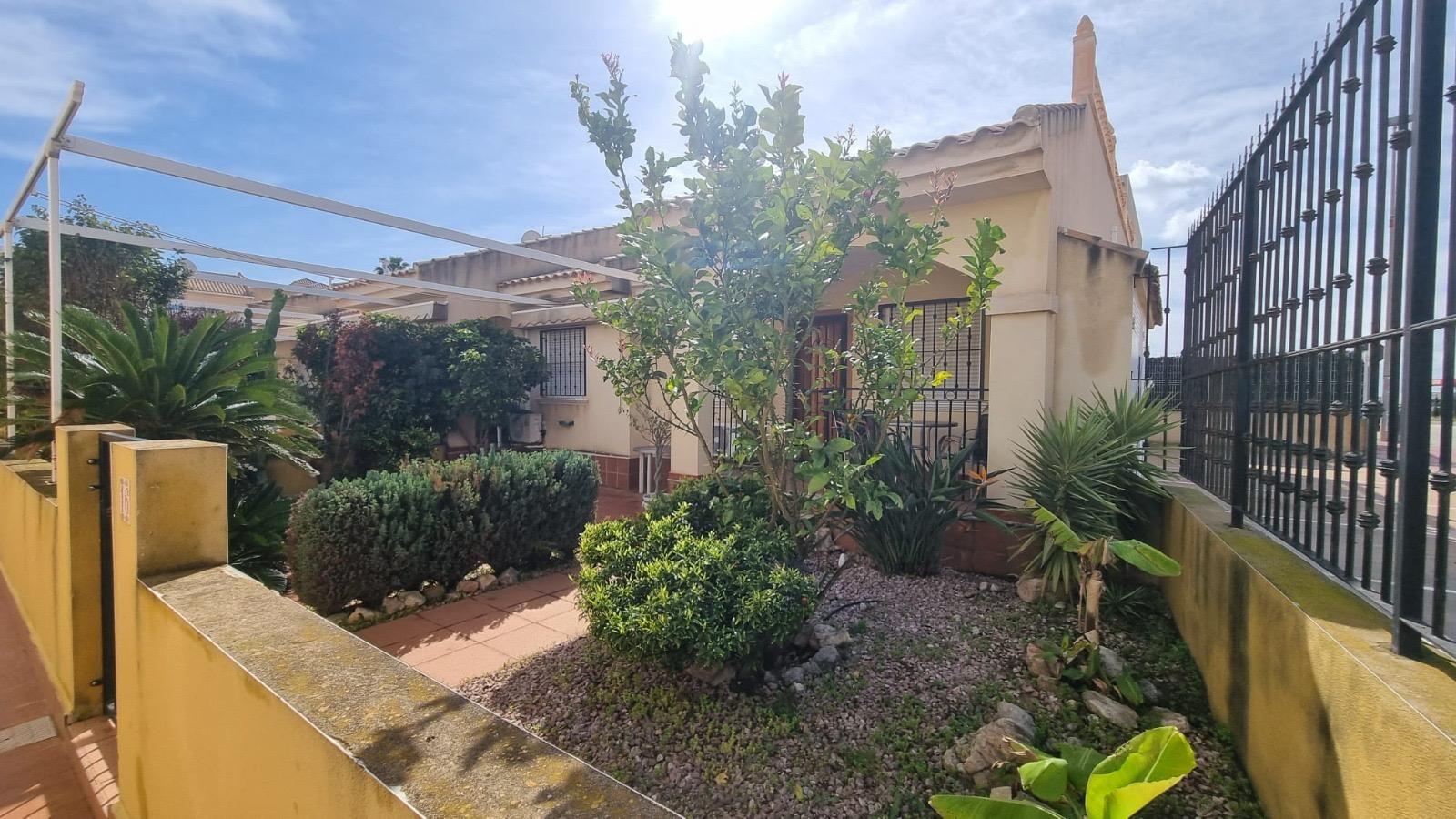 For sale - 3 Bedroom 2 Bathroom Semi Detached in Guardamar del Segura - Urbanizaciones  - Alicante