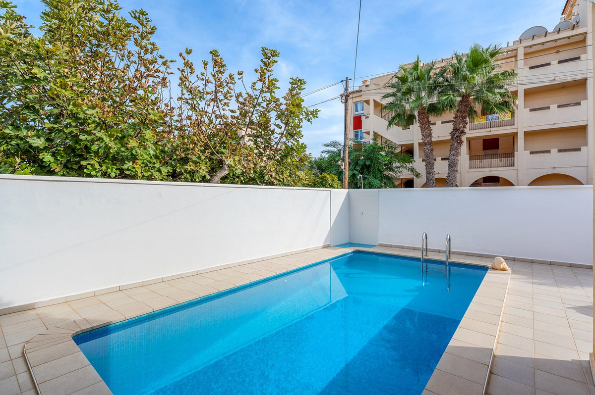 For sale - 4 Bedroom 2 Bathroom Detached Villa in Playa Flamenca  - Playa Flamenca  - Alicante