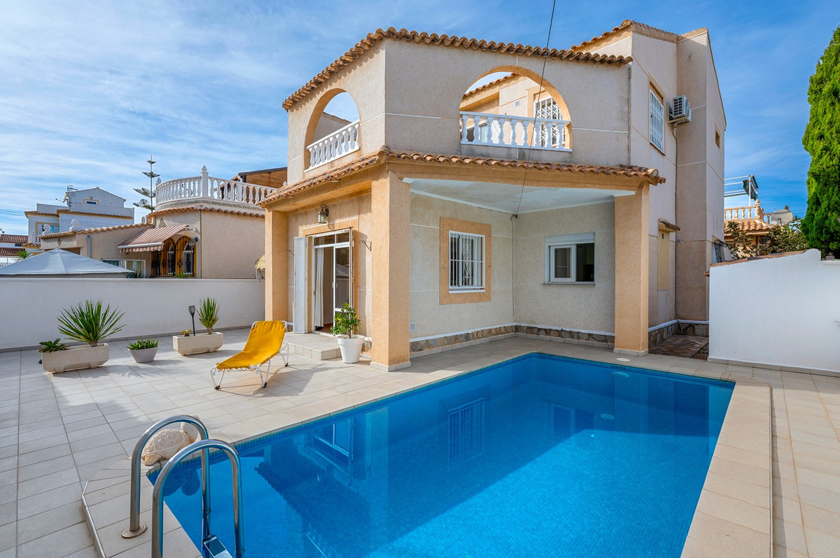 For sale - 4 Bedroom 2 Bathroom Detached Villa in Playa Flamenca  - Playa Flamenca  - Alicante