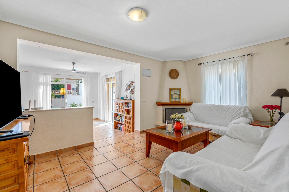 For sale - 4 Bedroom 2 Bathroom Detached Villa in Playa Flamenca  - Playa Flamenca  - Alicante