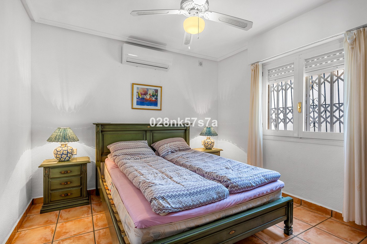 For sale - 4 Bedroom 2 Bathroom Detached Villa in Playa Flamenca - Playa Flamenca  - Alicante