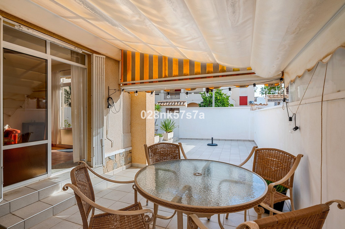 For sale - 4 Bedroom 2 Bathroom Detached Villa in Playa Flamenca - Playa Flamenca  - Alicante