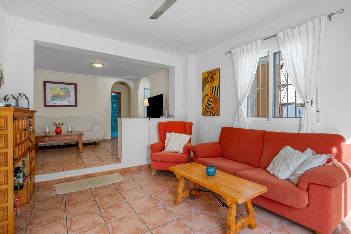For sale - 4 Bedroom 2 Bathroom Detached Villa in Playa Flamenca  - Playa Flamenca  - Alicante