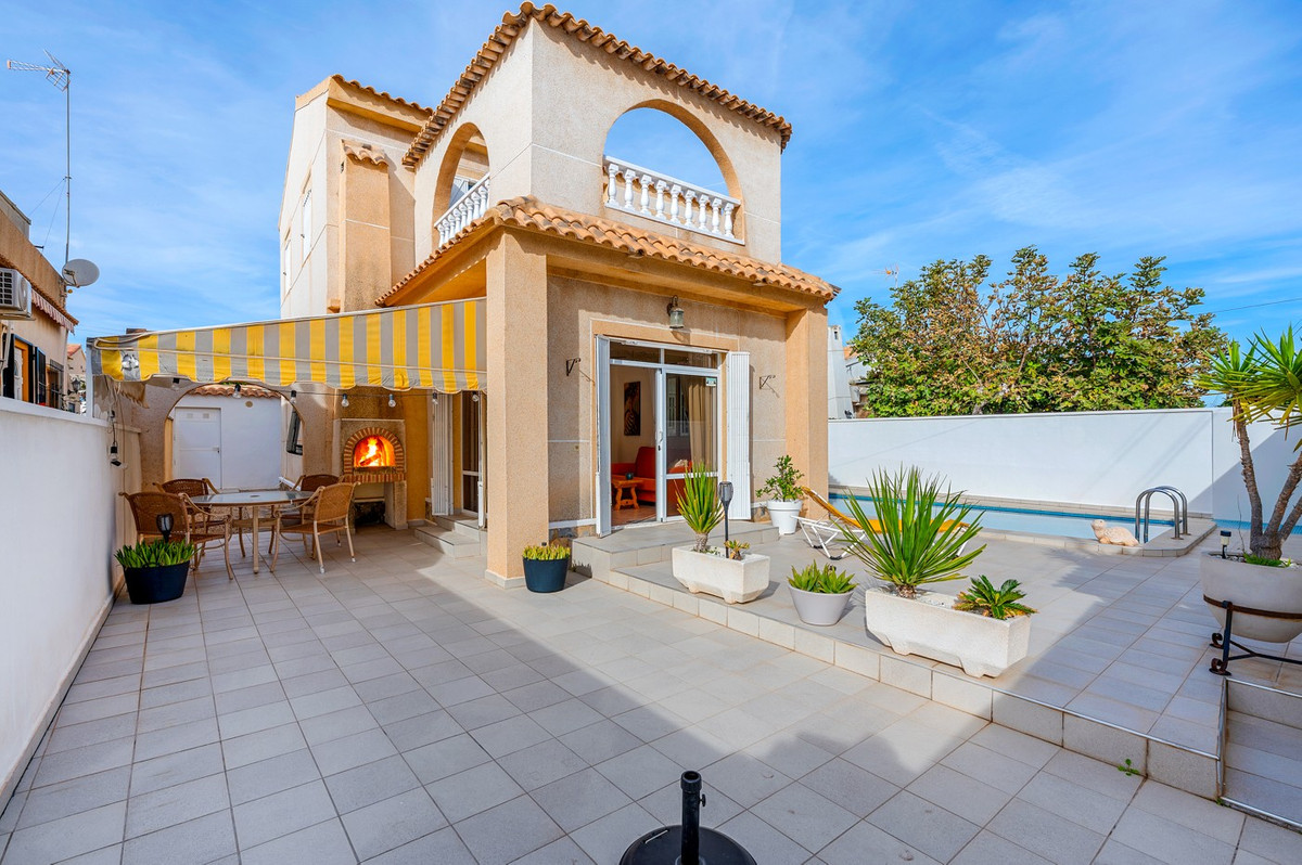 For sale - 4 Bedroom 2 Bathroom Detached Villa in Playa Flamenca  - Playa Flamenca  - Alicante