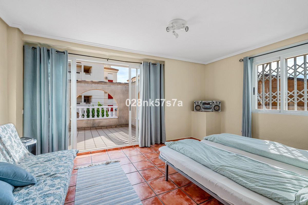 For sale - 4 Bedroom 2 Bathroom House - Detached Villa in Orihuela - Playa Flamenca  - Alicante