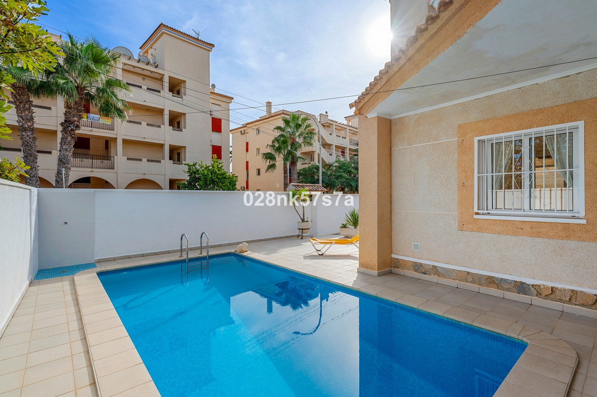 For sale - 4 Bedroom 2 Bathroom Detached Villa in Playa Flamenca - Playa Flamenca  - Alicante