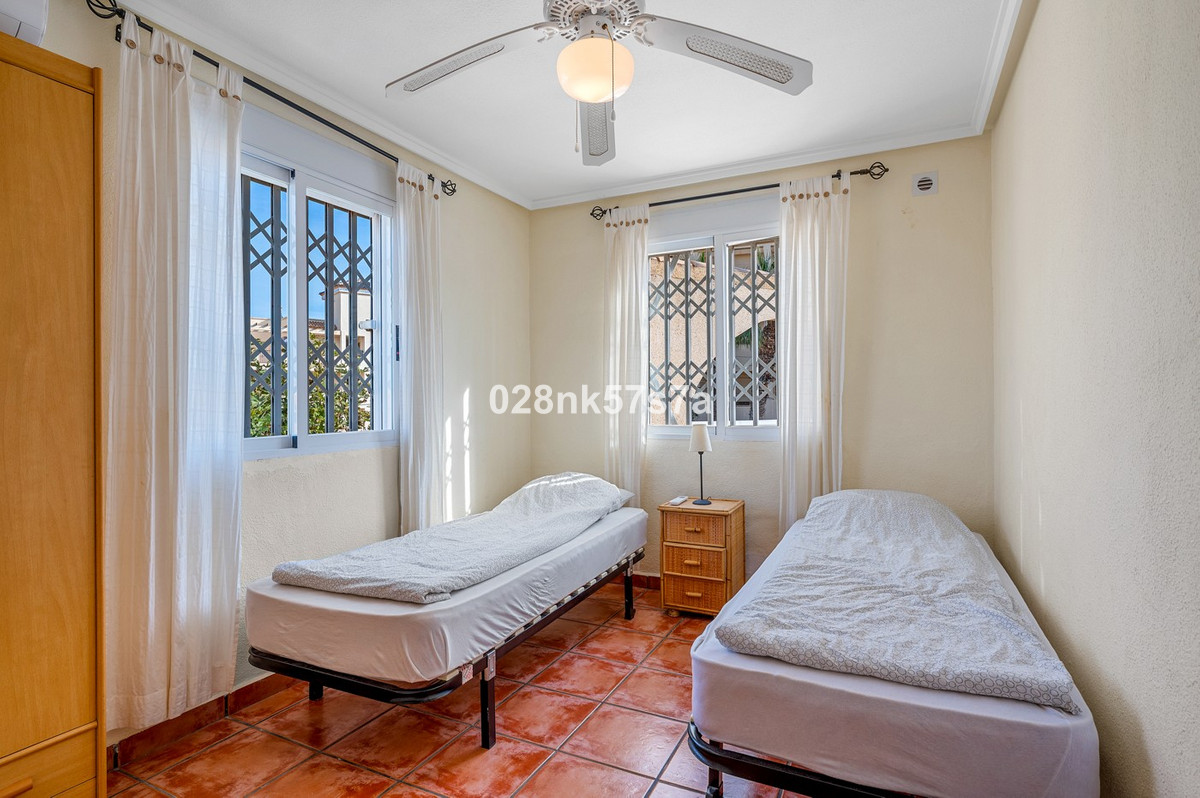 For sale - 4 Bedroom 2 Bathroom House - Detached Villa in Orihuela - Playa Flamenca  - Alicante