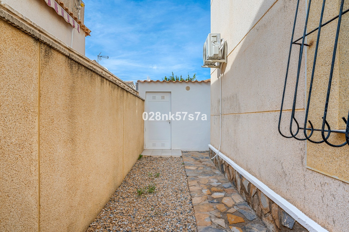 For sale - 4 Bedroom 2 Bathroom Detached Villa in Playa Flamenca - Playa Flamenca  - Alicante