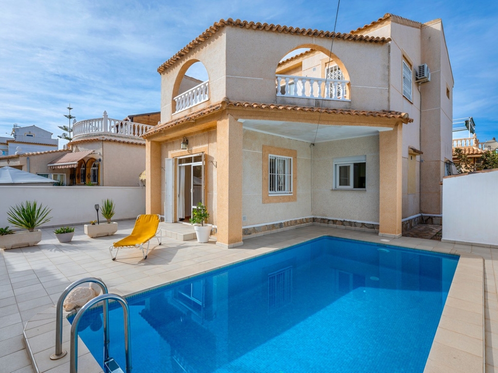 4 Bedroom 2 Bathroom Detached Villa in Playa Flamenca 
