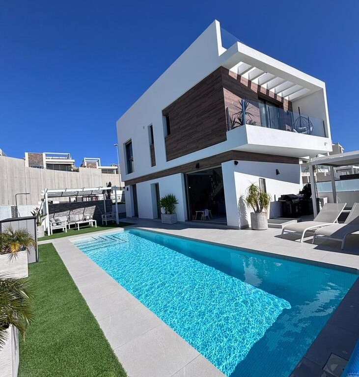 5 Bedroom 3 Bathroom Villa in Villamartin
