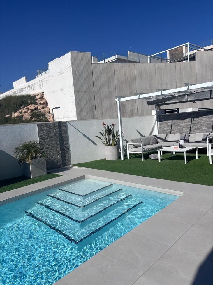 For sale - 5 Bedroom 3 Bathroom Villa in Villamartin - Costa Blanca  - Alicante