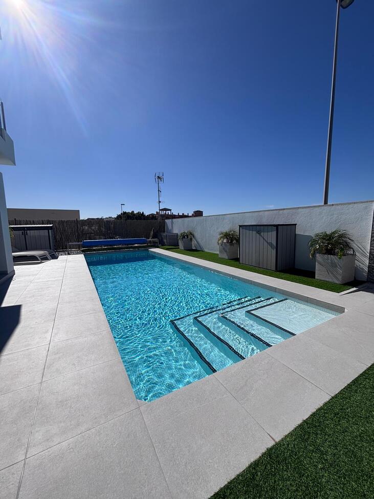 For sale - 5 Bedroom 3 Bathroom Villa in Villamartin - Costa Blanca  - Alicante