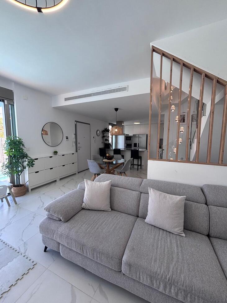 For sale - 5 Bedroom 3 Bathroom Villa in Villamartin - Costa Blanca  - Alicante