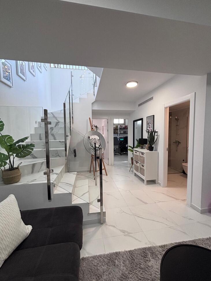 For sale - 5 Bedroom 3 Bathroom Villa in Villamartin - Costa Blanca  - Alicante