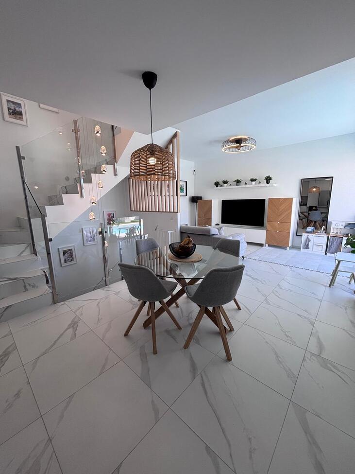 For sale - 5 Bedroom 3 Bathroom Villa in Villamartin - Costa Blanca  - Alicante