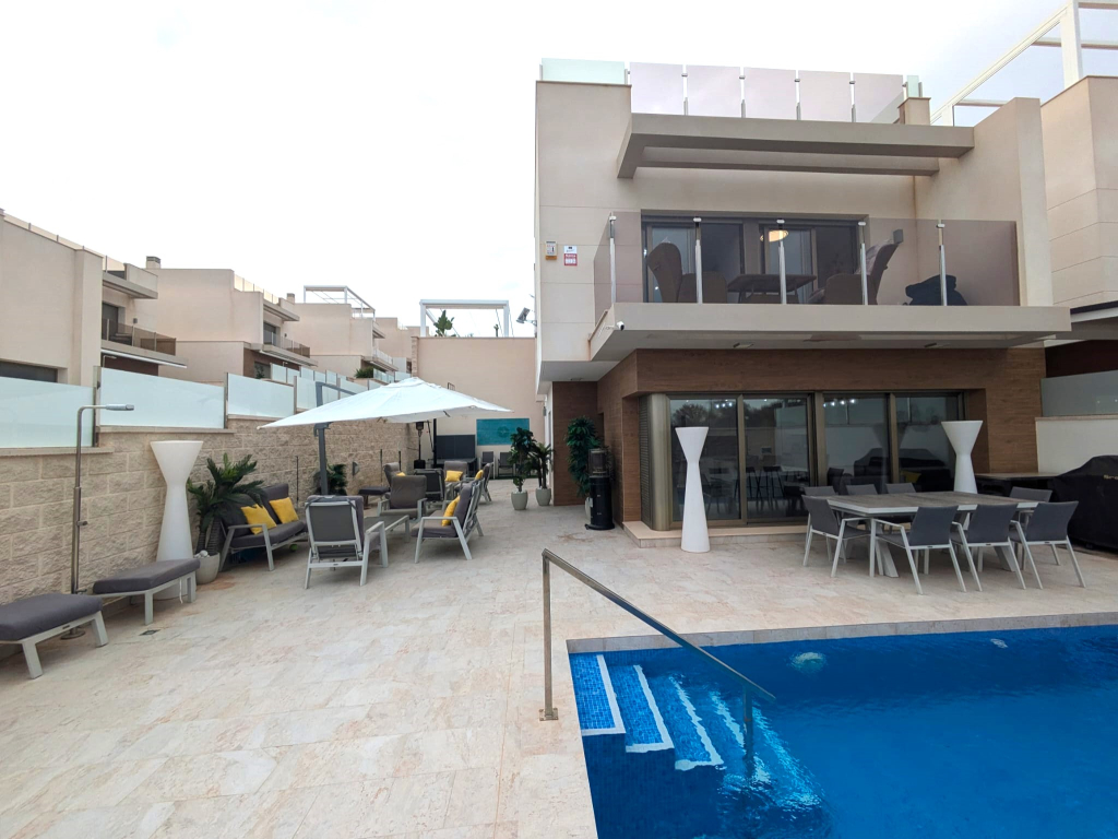 2 Bathroom villa in Villamartin