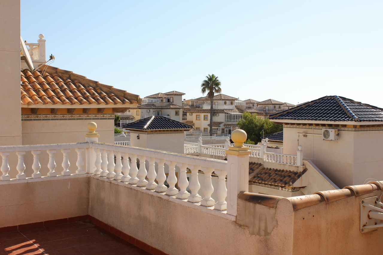 For sale - 5 Bedroom 3 Bathroom Villa in La Zenia - Costa Blanca  - Alicante