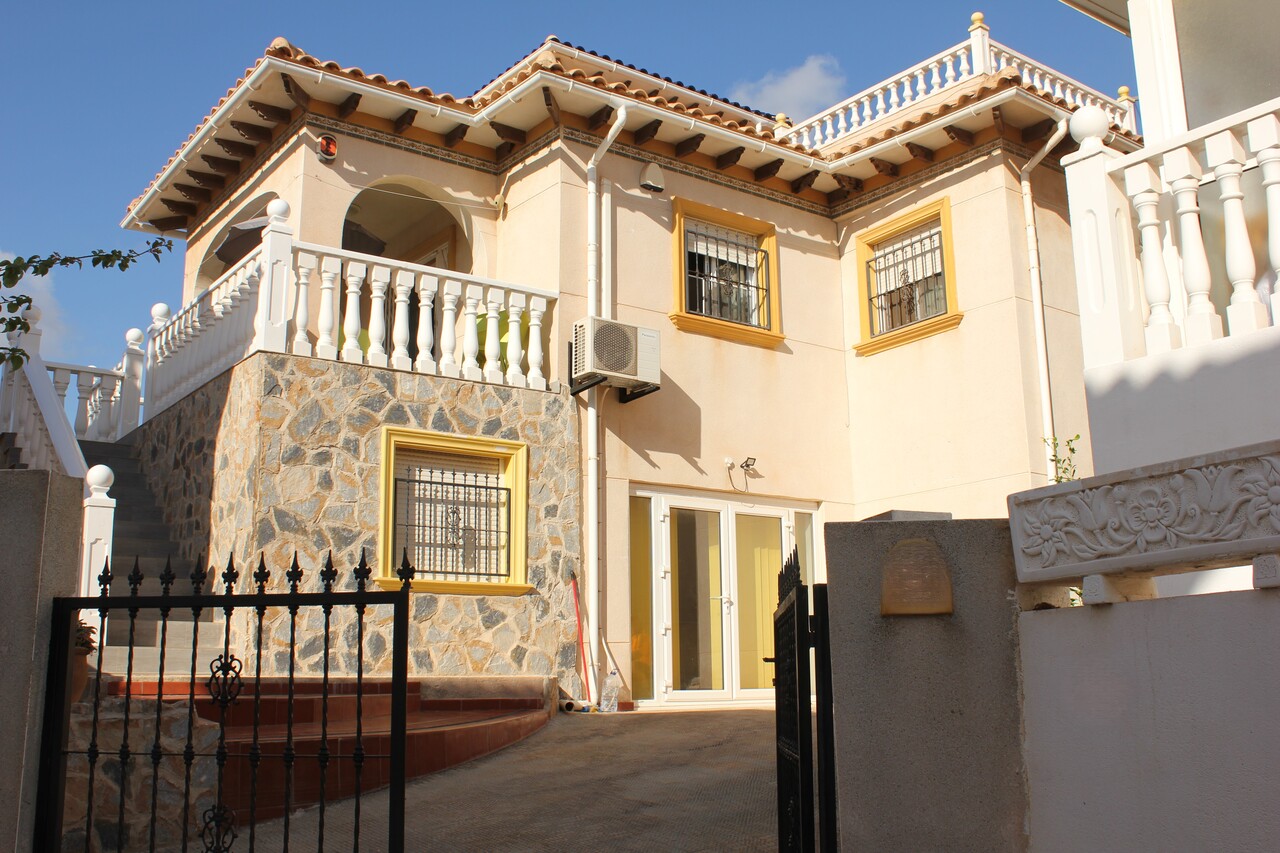 For sale - 5 Bedroom 3 Bathroom Villa in La Zenia - Costa Blanca  - Alicante