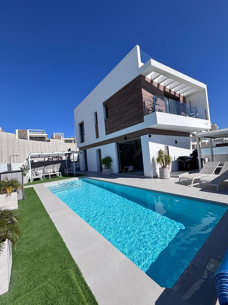For sale - 5 Bedroom 3 Bathroom Villa in Villamartin - Pau 8  - Alicante