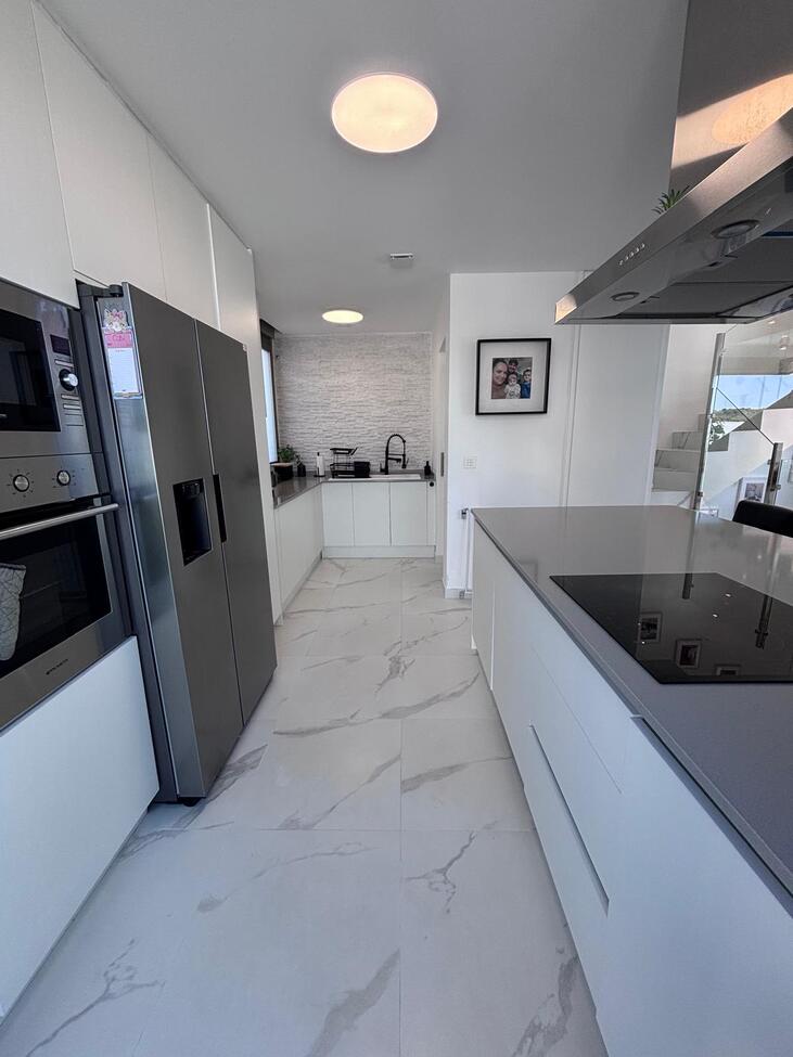 For sale - 5 Bedroom 3 Bathroom Villa in Villamartin - Pau 8  - Alicante