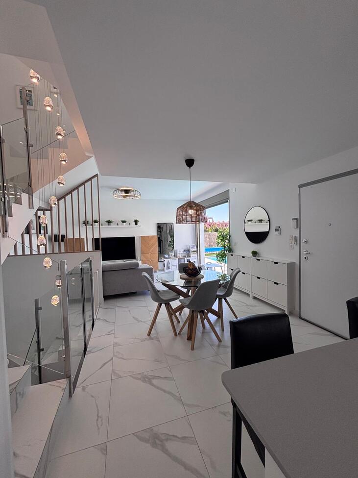 For sale - 5 Bedroom 3 Bathroom Villa in Villamartin - Pau 8  - Alicante