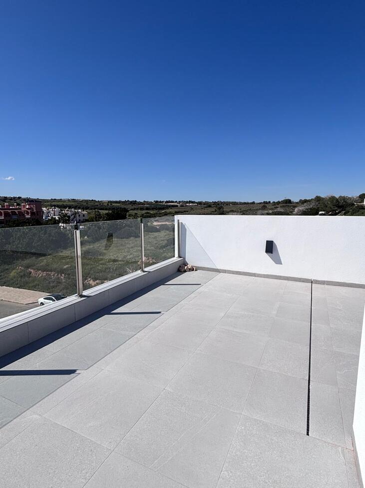 For sale - 5 Bedroom 3 Bathroom Villa in Villamartin - Pau 8  - Alicante