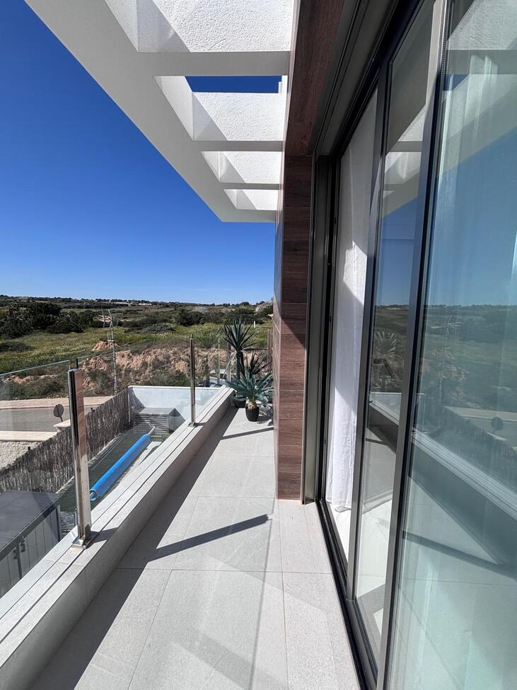 For sale - 5 Bedroom 3 Bathroom Villa in Villamartin - Pau 8  - Alicante