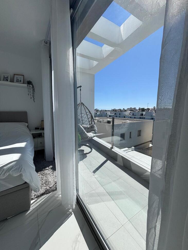 For sale - 5 Bedroom 3 Bathroom Villa in Villamartin - Pau 8  - Alicante