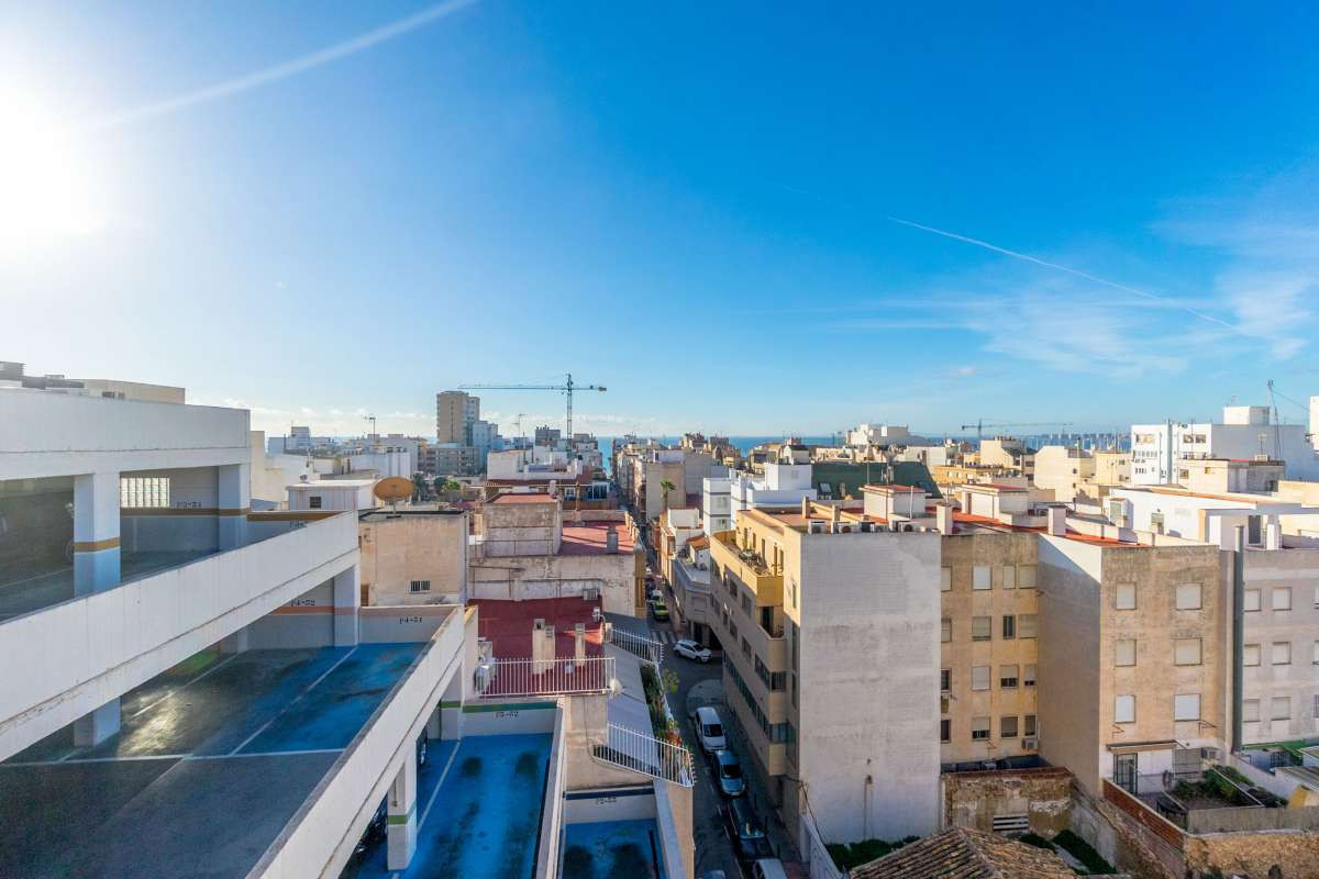 For sale - 3 Bedroom 2 Bathroom Apartment - Middle Floor Apartment in Torrevieja - Torrevieja Centro  - Alicante