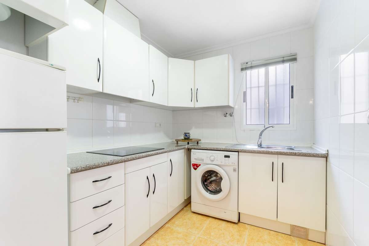 For sale - 3 Bedroom 2 Bathroom Apartment - Middle Floor Apartment in Torrevieja - Torrevieja Centro  - Alicante