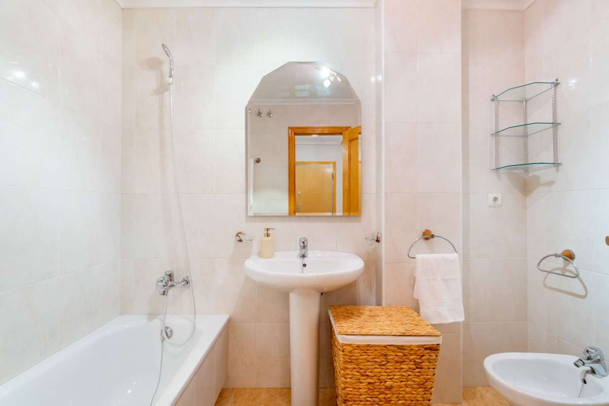 For sale - 3 Bedroom 2 Bathroom Apartment - Middle Floor Apartment in Torrevieja - Torrevieja Centro  - Alicante