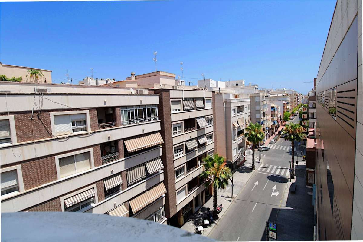 For sale - 3 Bedroom 2 Bathroom Apartment - Middle Floor Apartment in Torrevieja - Torrevieja Centro  - Alicante