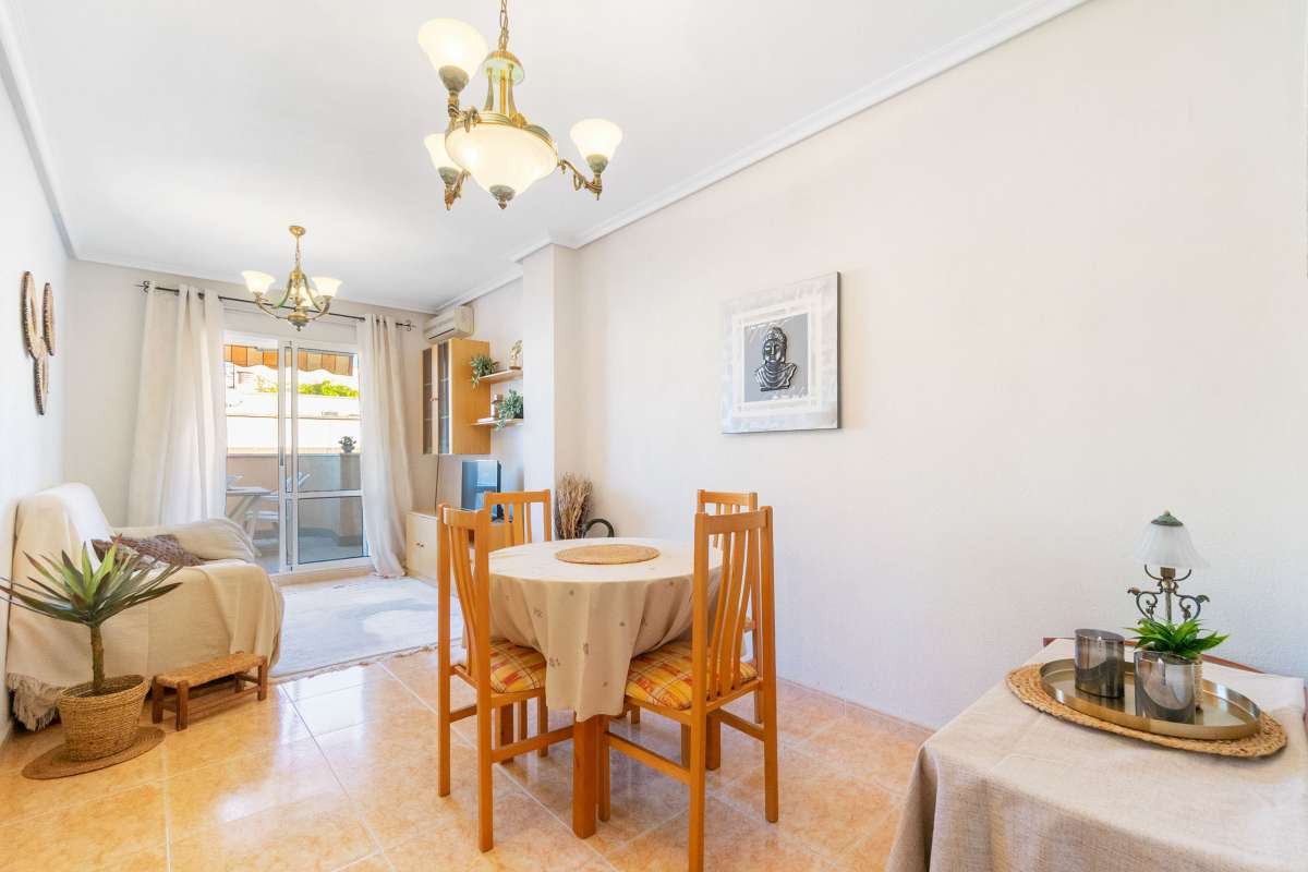 For sale - 3 Bedroom 2 Bathroom Apartment - Middle Floor Apartment in Torrevieja - Torrevieja Centro  - Alicante