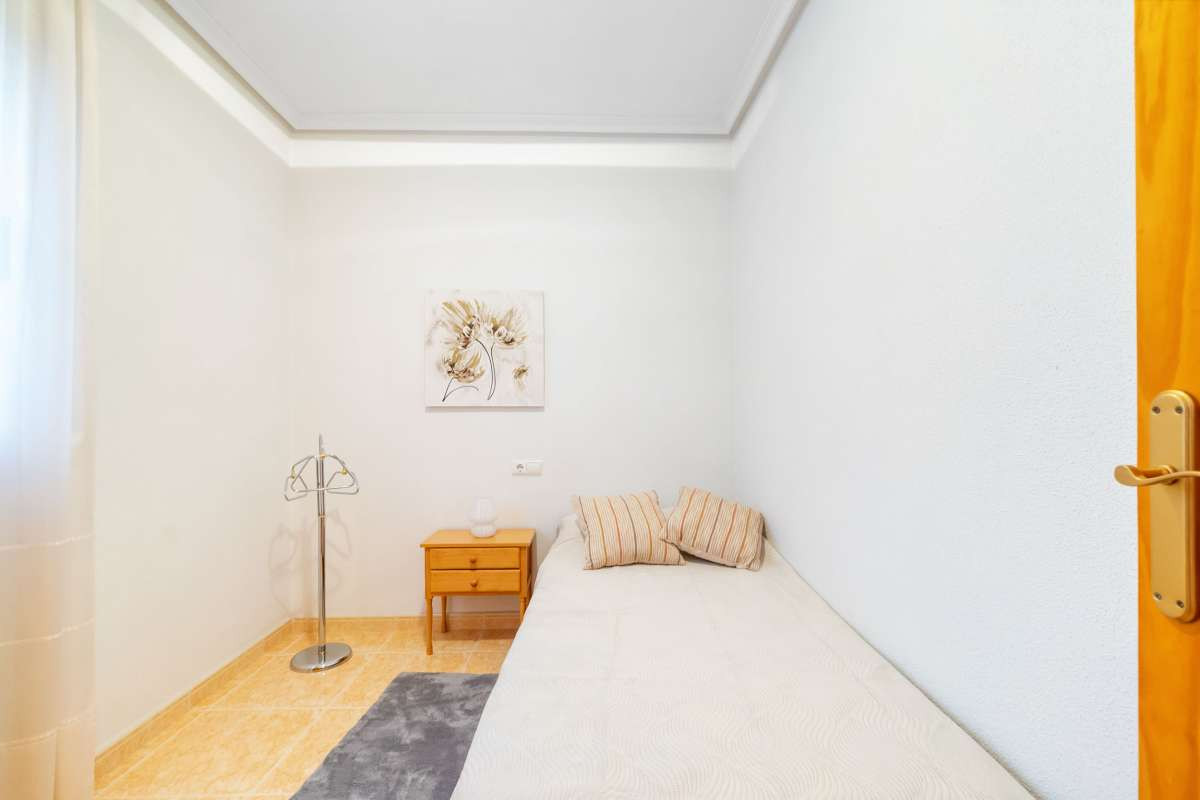 For sale - 3 Bedroom 2 Bathroom Apartment - Middle Floor Apartment in Torrevieja - Torrevieja Centro  - Alicante