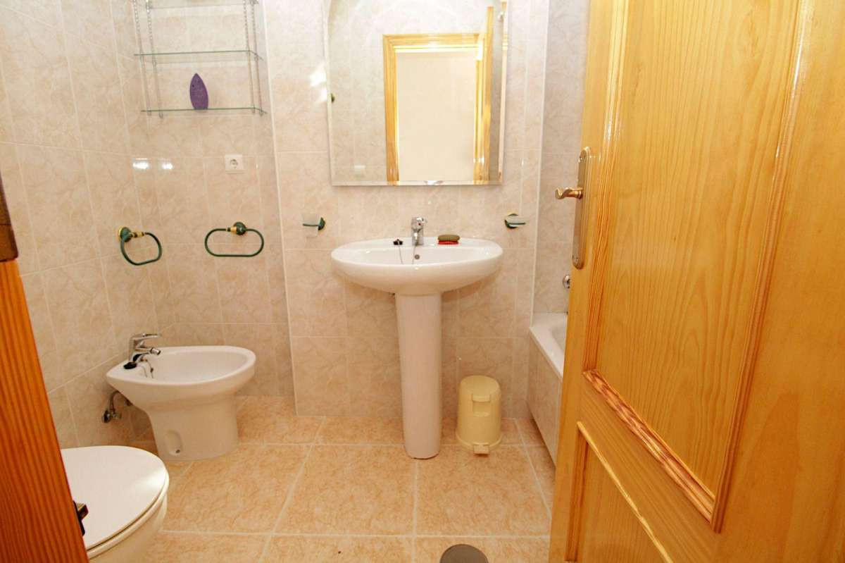 For sale - 3 Bedroom 2 Bathroom Apartment - Middle Floor Apartment in Torrevieja - Torrevieja Centro  - Alicante