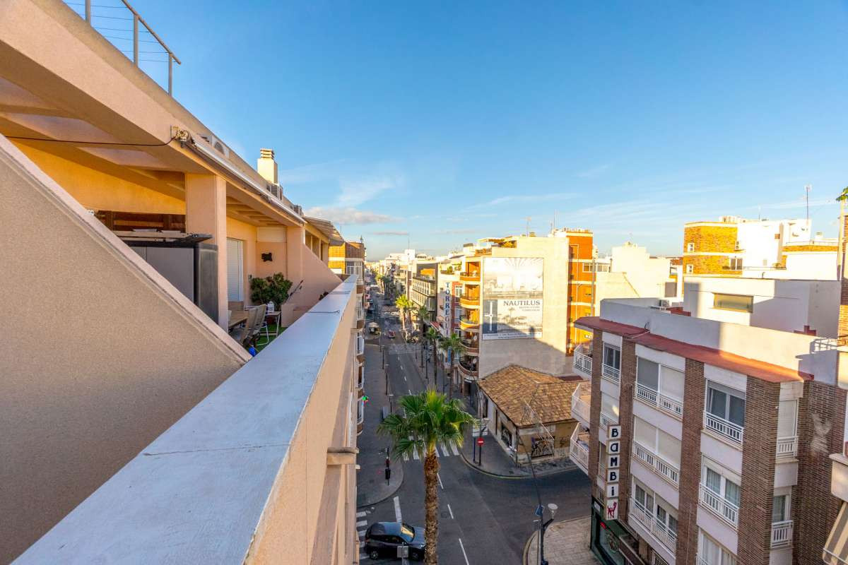 For sale - 3 Bedroom 2 Bathroom Apartment - Middle Floor Apartment in Torrevieja - Torrevieja Centro  - Alicante