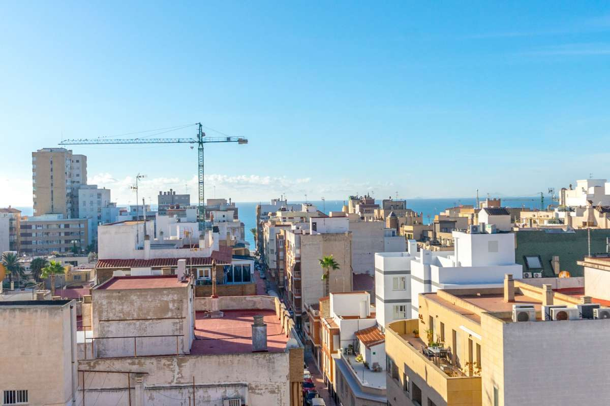 For sale - 3 Bedroom 2 Bathroom Apartment - Middle Floor Apartment in Torrevieja - Torrevieja Centro  - Alicante