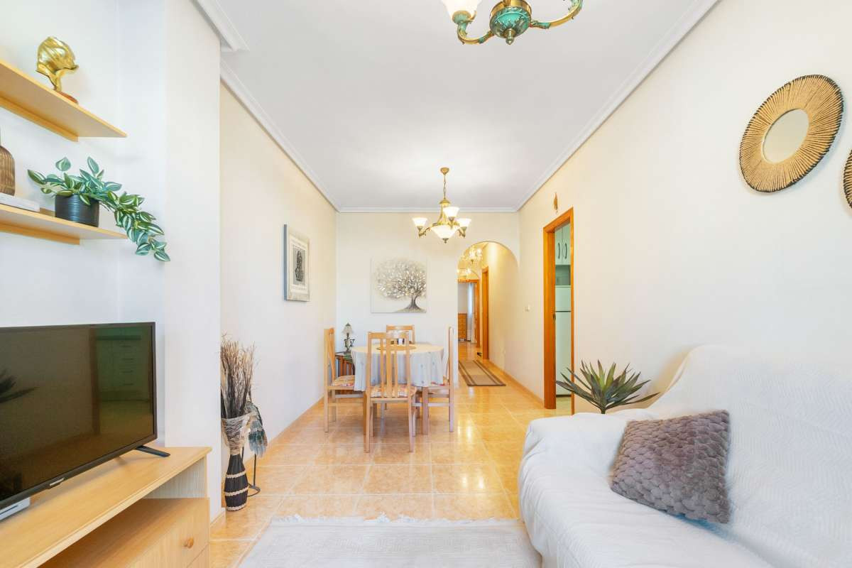 For sale - 3 Bedroom 2 Bathroom Apartment - Middle Floor Apartment in Torrevieja - Torrevieja Centro  - Alicante