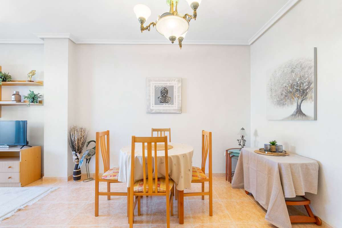 For sale - 3 Bedroom 2 Bathroom Apartment - Middle Floor Apartment in Torrevieja - Torrevieja Centro  - Alicante