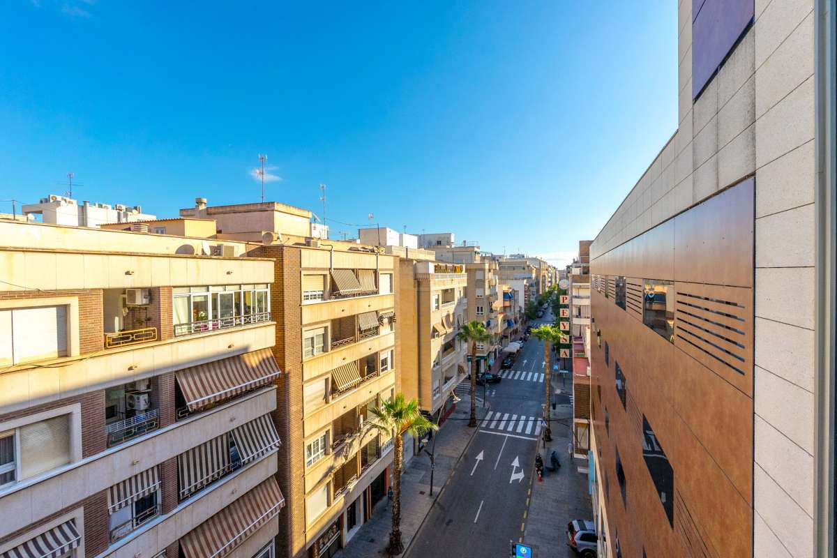 For sale - 3 Bedroom 2 Bathroom Apartment - Middle Floor Apartment in Torrevieja - Torrevieja Centro  - Alicante