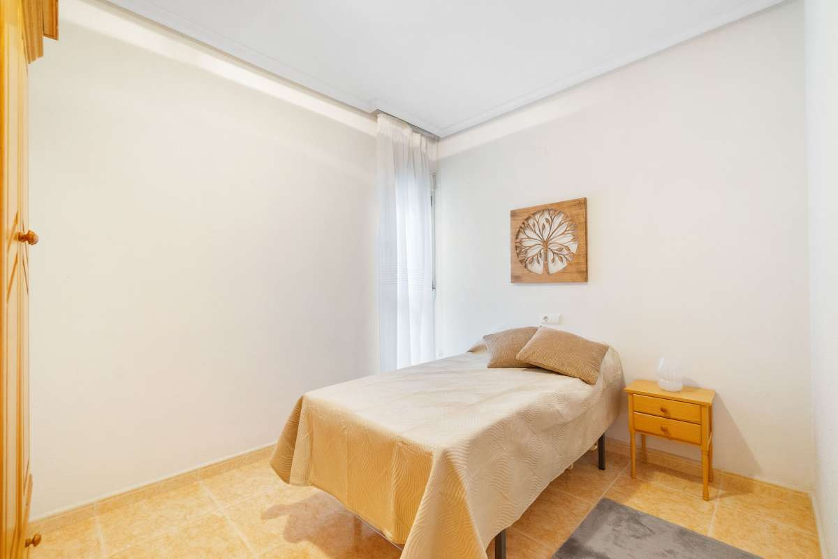 For sale - 3 Bedroom 2 Bathroom Apartment - Middle Floor Apartment in Torrevieja - Torrevieja Centro  - Alicante