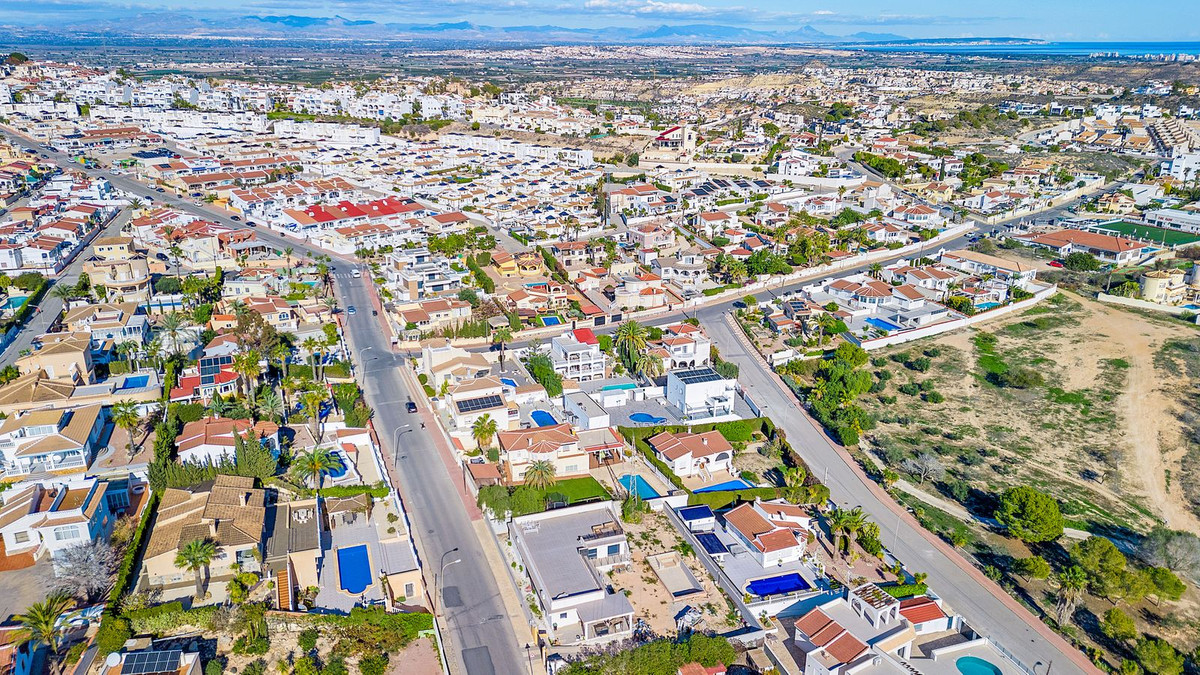 For sale - 5 Bedroom 3 Bathroom House - Detached Villa in Rojales - Ciudad Quesada  - Alicante